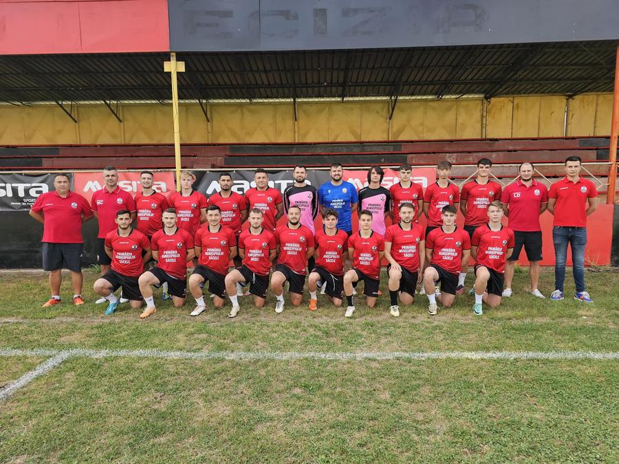 Marian Cristescu, antrenor-jucător la CSM Săcele (rândul de sus, al doilea de la stânga la dreapta) „Am avut prime de la FCSB”, la 4 ani după Cazul Valiza! » Interviu-BOMBĂ cu Marian Cristescu despre o carieră plină de povești: „Budescu îl lua de urechi pe băiatul lui Ioan Niculae” + „Răzvan Lucescu ne-a legat cu sfoara”