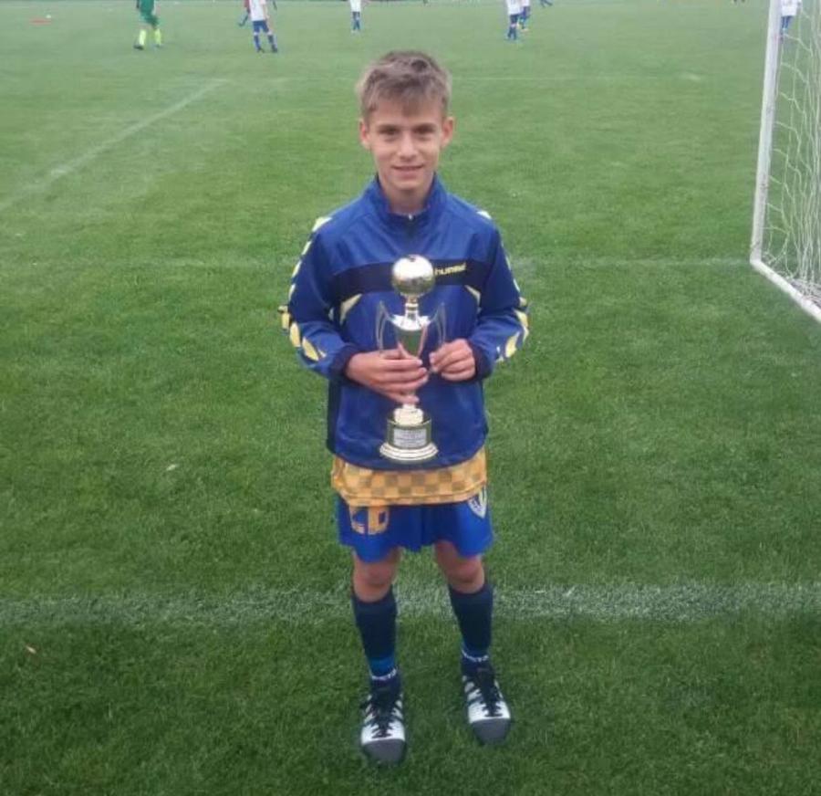 Primul trofeu ca junior cucerit de Mihnea Rădulescu în tricoul Petrolului, la vîrsta de 8 ani. Foto: arhiva personală Viitoarea „perlă” a fotbalului românesc?! ”Beleaua mică” de pe lista lui Dinamo și FCSB: ”Tata mi-a atras atenția să nu păcălesc fotbalul și nu mi-a zis niciodată un «bravo»” + Gestul amuzant după ce a dat mâna cu Hagi
