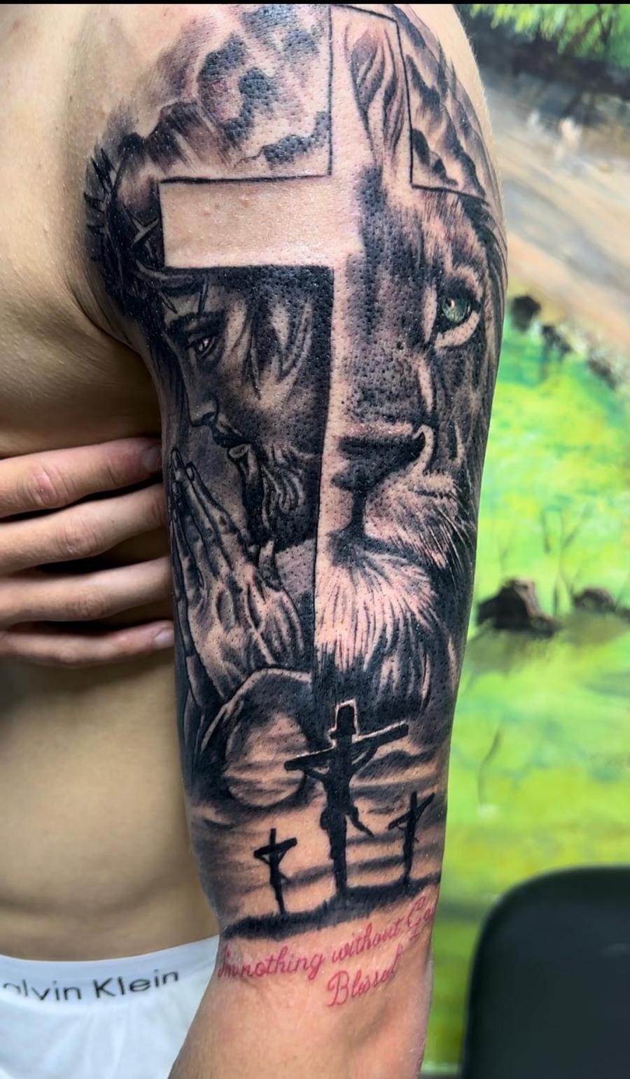Așa arată partea de sus a tatuajelor pe care Mihnea Rădulescu le are impregnate pe brațul stâng. Foto: arhiva personală Viitoarea „perlă” a fotbalului românesc?! ”Beleaua mică” de pe lista lui Dinamo și FCSB: ”Tata mi-a atras atenția să nu păcălesc fotbalul și nu mi-a zis niciodată un «bravo»” + Gestul amuzant după ce a dat mâna cu Hagi