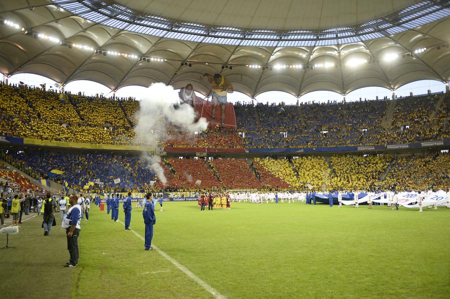 Scenografia suporterilor prahoveni la finala Cupei României „Am avut prime de la FCSB”, la 4 ani după Cazul Valiza! » Interviu-BOMBĂ cu Marian Cristescu despre o carieră plină de povești: „Budescu îl lua de urechi pe băiatul lui Ioan Niculae” + „Răzvan Lucescu ne-a legat cu sfoara”