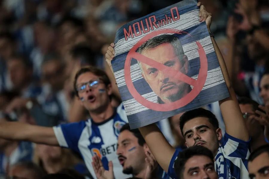 Banner anti-Mourinho Haos la întoarcerea lui Jose Mourinho la Porto! Fanii fostei echipe l-au transformat într-o țintă vie