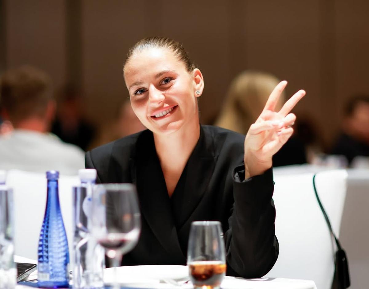 Apariții spectaculoase pentru Sorana Cîrstea, Emma Răducanu sau Iga Swiatek » Imagini de la petrecerea jucătoarelor în Wuhan