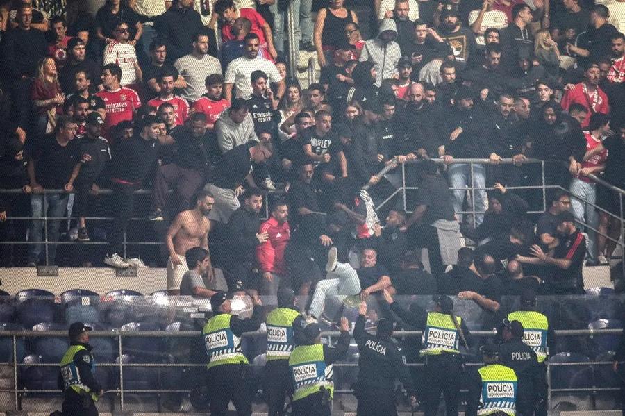 Fanii Benficăi s-au luat la bătaie în tribună Haos la întoarcerea lui Jose Mourinho la Porto! Fanii fostei echipe l-au transformat într-o țintă vie