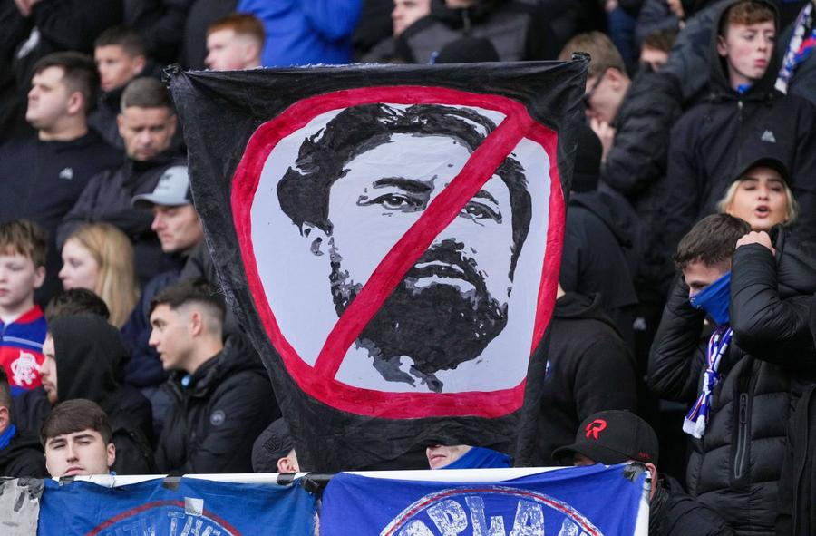 Russell Martin a fost contestat vehement de fani în tribune / Foto: Imago Haos la Rangers, fosta echipă a lui Ianis Hagi! Antrenorul a fost demis și escortat de poliție