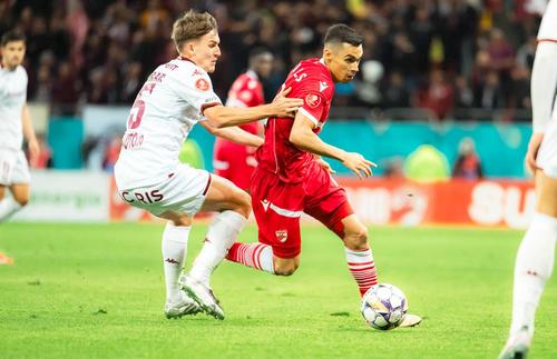 Cătălin Cîrjan în duel cu Rapid / FOTO: Imago
