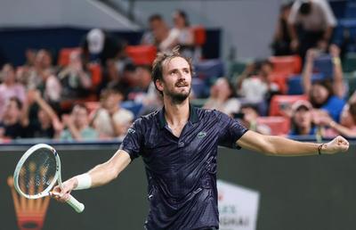 Daniil Medvedev suferă, transpiră și avansează la Shanghai » Urmează un nou duel cu puștiul Learner Tien