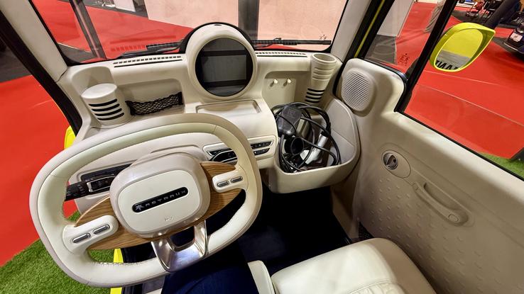 Mașina electrică Astraux AL6 e prezentă la Salonul Auto de la București. Foto: GSP.RO