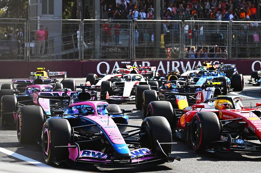Monopostul celor de la Mercedes, în stânga, foto: Guliver/gettyimages Toto Wolff admite un pas înapoi pentru Mercedes la Sepang: „Marea evoluție a monopostului W17 nu dă roade”