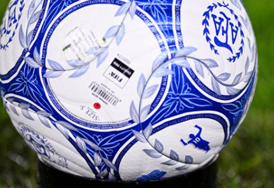 Mingi special inscripționate pentru ultimul meci al lui Messi // foto: dw sports AD10S! Messi, pentru ultima dată » Și-a luat „la revedere” de la Argentina cu gol și două pase decisive, într-o noapte copleșitoare pe „El Monumental”
