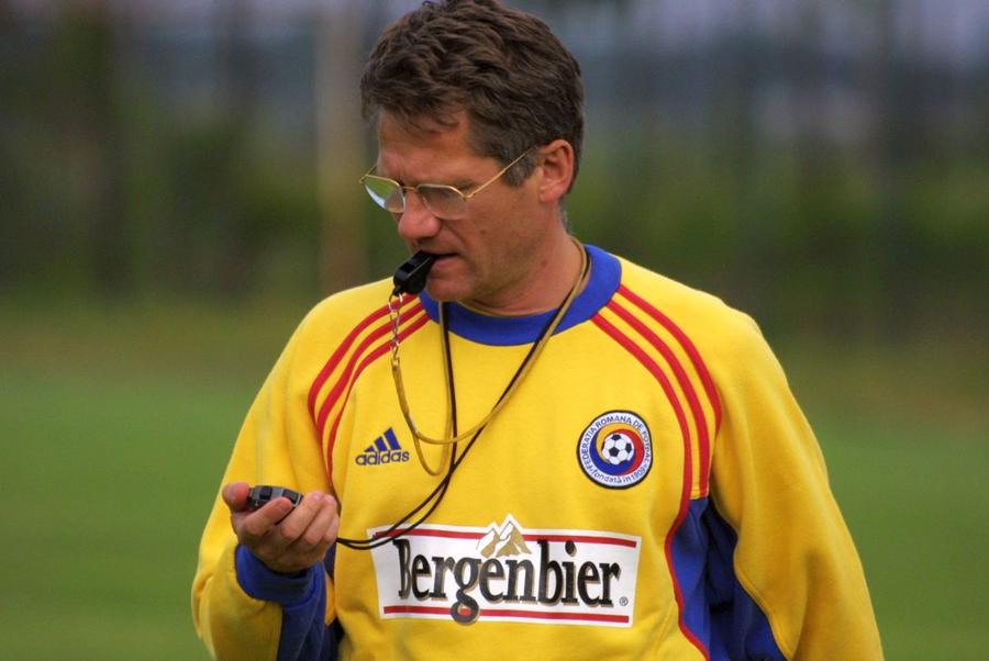 Boloni a condus echipa națională în campania pentru Mondialul din 2002, dar i-a părăsit-o pe „tricolori” pentru a semna cu Sporting Lisabona, în 2001 / FOTO: Arhivă GSP Meciul care l-a enervat pe Ladislau Boloni: „M-aș simți vinovat dacă aș fi acolo, te numești România!” » Cum ar proceda în locul lui Hagi: „Mi-aș pune întrebarea asta”