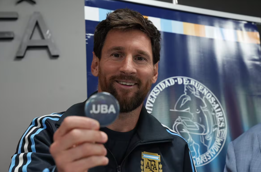 Messi a primit titlul de doctor onorific al Universității din Buenos Aires // foto: El Nacional AD10S! Messi, pentru ultima dată » Și-a luat „la revedere” de la Argentina cu gol și două pase decisive, într-o noapte copleșitoare pe „El Monumental”