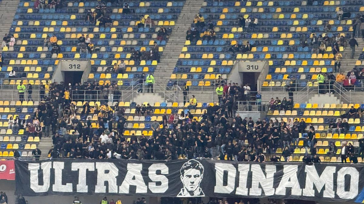 Ultrașii lui Dinamo au așteptat minutul 74 pentru a-și umili adversarii: „Ați fost celebri. Crăciun fericit!”
