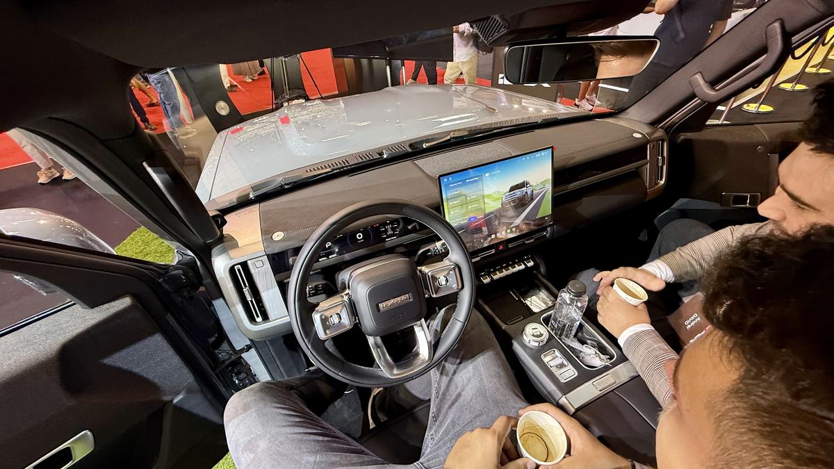 Chinezii accelerează pe piața auto din România » Noul model a fost lansat la Salonul Auto București!