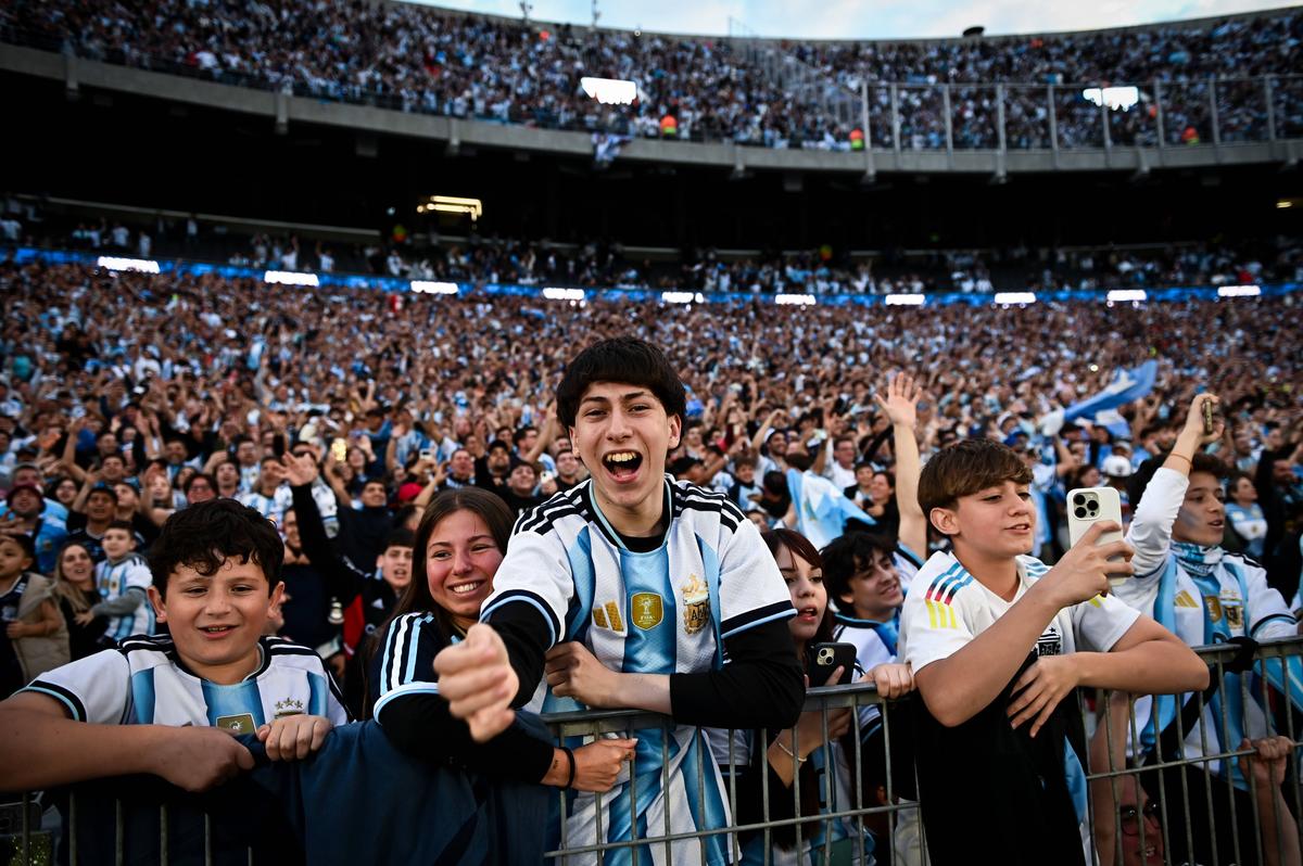 Superliga, reprezentată la retragerea lui Messi » Un jucător din campionatul nostru și un fost petrolist au evoluat pe „El Monumental”