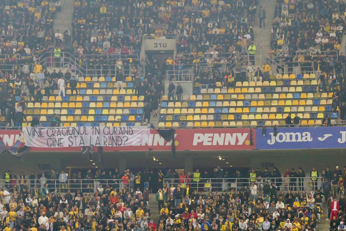 Ultrașii lui Dinamo au așteptat minutul 74 pentru a-și umili adversarii: „Ați fost celebri. Crăciun fericit!”