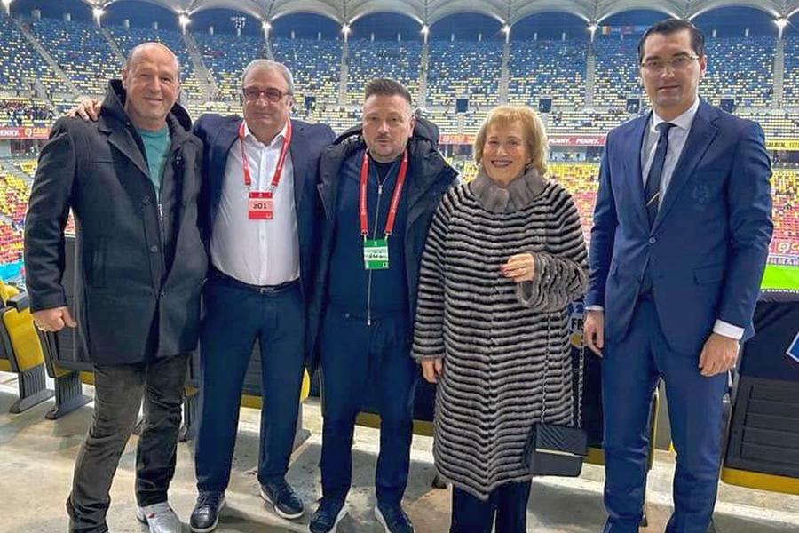Apariție rară a lui Dănuț Dobrin (primul din stânga), la un meci al naționalei din 2023 / Sursă foto: Facebook@ FC Argeș De ce a renunțat la fotbal unicul fiu al lui Nicolae Dobrin: „Umbra tatălui l-a «strivit», i-a fost imposibil”