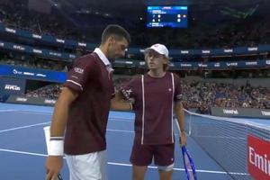 Novak Djokovic rămâne neînvins la Beijing, el a câștigat trofeul după ce adversarul său a abandonat