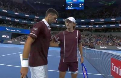 Novak Djokovic rămâne neînvins la Beijing, el a câștigat trofeul după ce adversarul său a abandonat