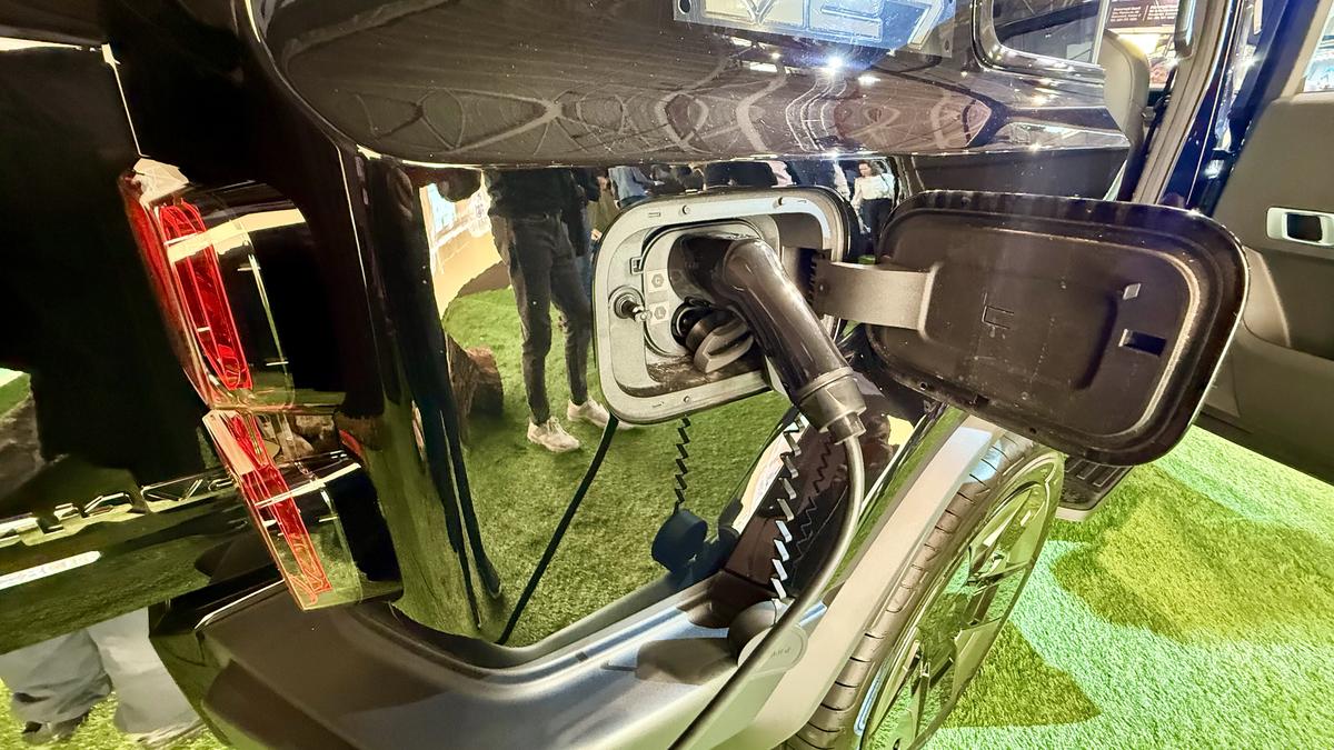 Chinezii accelerează pe piața auto din România » Noul model a fost lansat la Salonul Auto București!