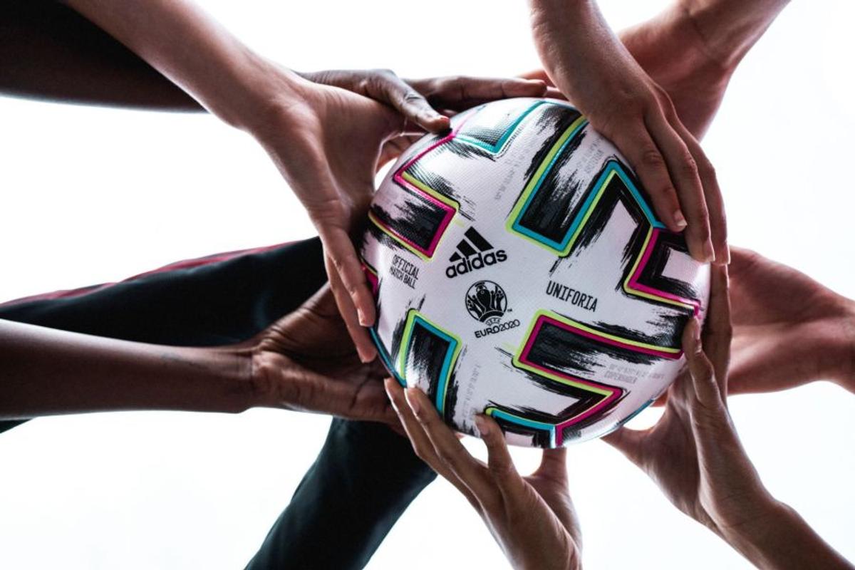 FOTO + VIDEO S-a lansat mingea oficială EURO 2020 - „Uniforia” » Interviu EXCLUSIV cu designerul adidas Ben Herath: „Mingea are coordonatele GPS ale stadioanelor pe care se va juca”