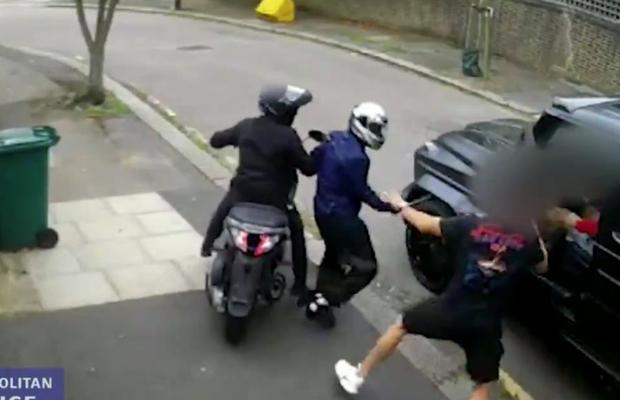 VIDEO INCREDIBIL A apărut filmul complet al luptei dintre Kolasinac și cei doi agresori înarmați » Bosniacul e noul Chuck Norris