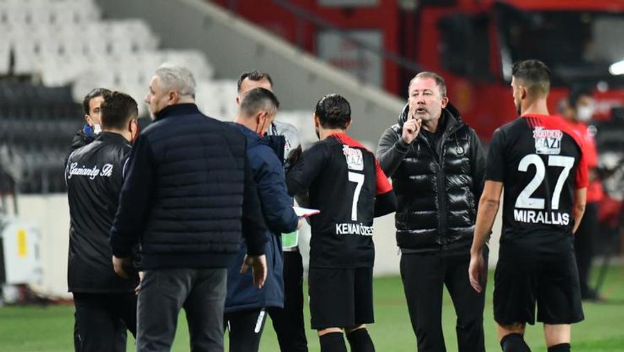 FOTO: fanatik.com.tr VIDEO+FOTO Marius Șumudică, gest sfidător la adresa lui Beșiktaș » Ultrașii „vulturilor” nu vor uita curând