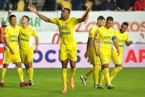 Christian Irobiso, atacantul Petrolului, a acuzat că a fost numit maimuță de un adversar în meciul câștigat cu UTA, scor 2-1/ foto: Fcebook @Petrolul Ploiești