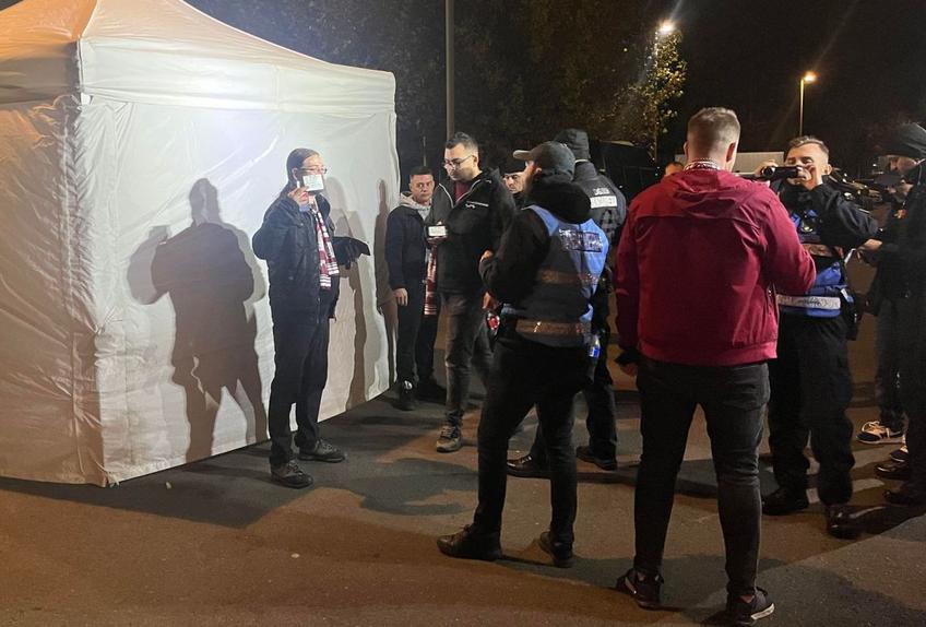 Susținătorii rapidiști prezenți pe Arena Națională la meciul cu Rapid au fost legitimați de Jandarmeria Română. Cozi imense s-au creat la intrarea în sectorul giuleștenilor.