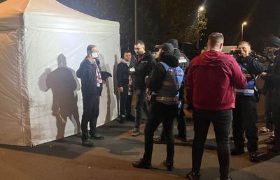 Tensiuni la porți înainte de FCSB - Rapid » Suporterii giuleșteni au acuzat noul mod în care jandarmii îi legitimează: „Ne-au dezbrăcat în cort, cu buletinul lângă noi”