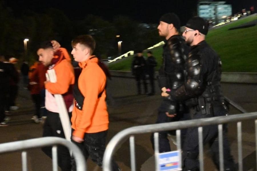 Tineri prinși încercând să introducă petarde în stadion Reporterul GSP dă detalii detalii de pe Arena Națională, după FCSB - Rapid » Fotbalistul care a terminat jocul în lacrimi + Sărbătoare de 20 de minute pe gazon a alb-vișiniilor
