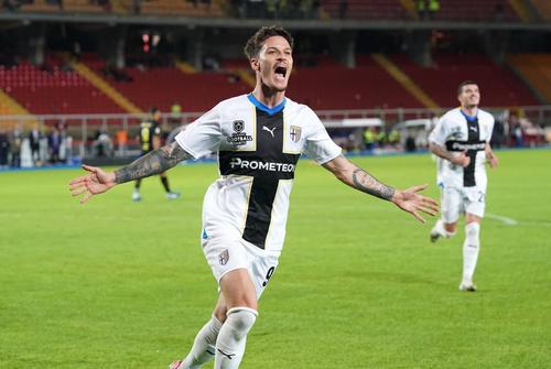 Dennis Man (25 de ani), extrema Parmei, a ajuns la opt goluri și două pase decisive în 11 partide în Serie B și Coppa Italia
