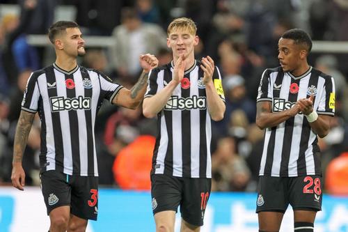 Bruno Guimaraes, alături de Anthony Gordon și Joe Willock // Foto: Imago