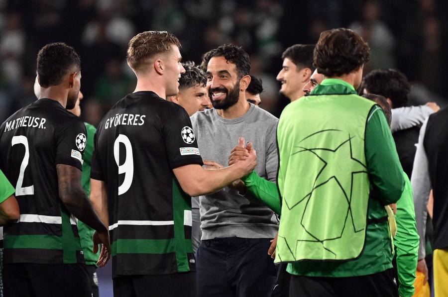 Ruben Amorim își felicită golgheterul, după ultimul său meci ca antrenor al lui Sporting. Se va reface cuplul la Manchester United? / Foto: Imago Fenomenul Gyokeres uimește Europa! Povestea inedită a vârfului cu origini maghiare care i-a dat 3 goluri lui Guardiola: pescuit din Championship, vânat de Barcelona