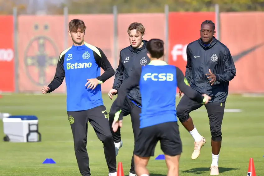 Andrei Dăncuș, primul din stânga, printre seniorii lui FCSB. Foto: Cristi Preda (GSP)