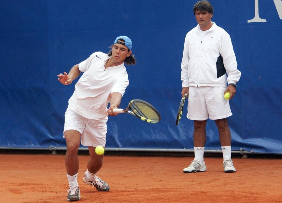 Rafael Nadal și Toni Nadal în 2005 Foto: Imago Toni Nadal, mesaj după retragerea nepotului său: „Știam că acest moment trebuia să vină și că era foarte aproape” + cum a cucerit Rafa publicul francez