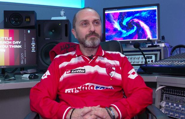 „Făceam tobe din plexiglasul de pe Flamaropol” » Andy Ionescu, solistul trupei Taine: „Am avut un șoc pe stadionul Dinamo. Ani de zile am trăit cu trauma aia!”