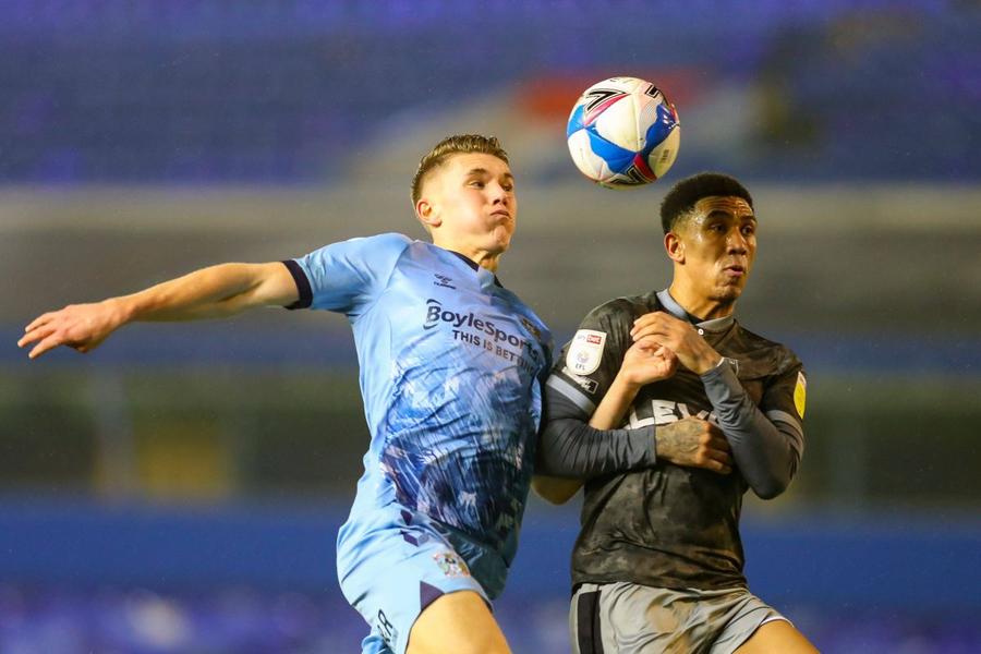 Viktor Gyokeres (stânga, în duel cu Liam Palmer), la unul dintre puținele jocuri pentru Brighton, aici în ianuarie 2021 contra lui Sheffield Wednesday / Foto: Imago Fenomenul Gyokeres uimește Europa! Povestea inedită a vârfului cu origini maghiare care i-a dat 3 goluri lui Guardiola: pescuit din Championship, vânat de Barcelona