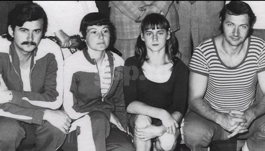 Geza Poszar, Marta Karoly, Nadia Comăneci și Bela Karoly, cvartetul care a scris o istorie tumultuoasă în cartea sportului mondial 10 episoade cu Bela Karolyi, antrenorul Nadiei Comăneci, care a decedat noaptea trecută: de la bătăile crunte aplicate sportivelor până la „clientul” Securității lui Ceaușescu
