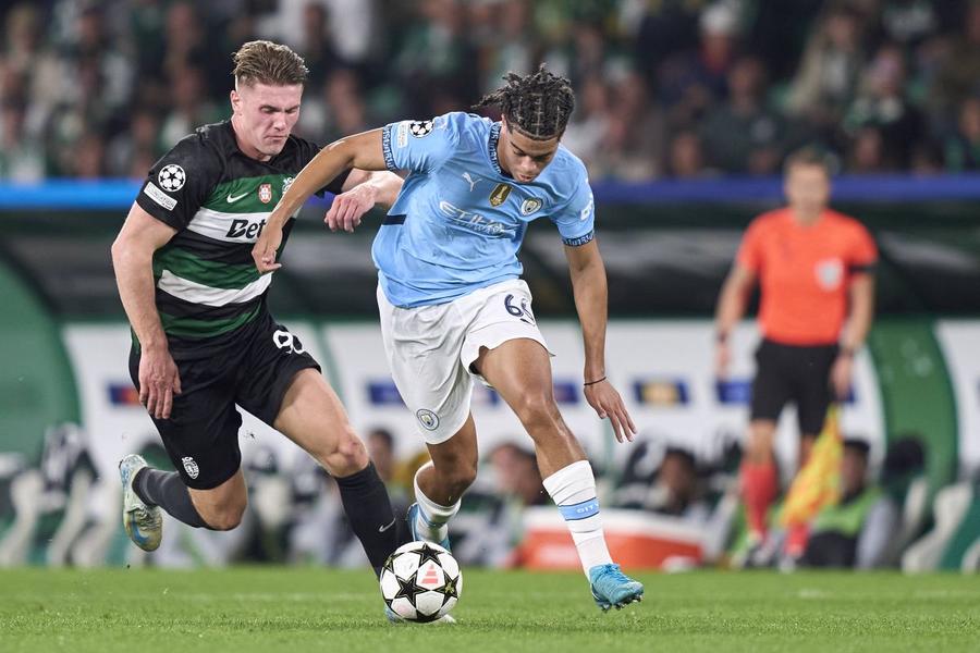 Viktor Gyokeres s-a distrat ieri cu debutantul Jahman Simpson-Pusey în Sporting - Manchester City 4-1 / Foto: Imago Fenomenul Gyokeres uimește Europa! Povestea inedită a vârfului cu origini maghiare care i-a dat 3 goluri lui Guardiola: pescuit din Championship, vânat de Barcelona