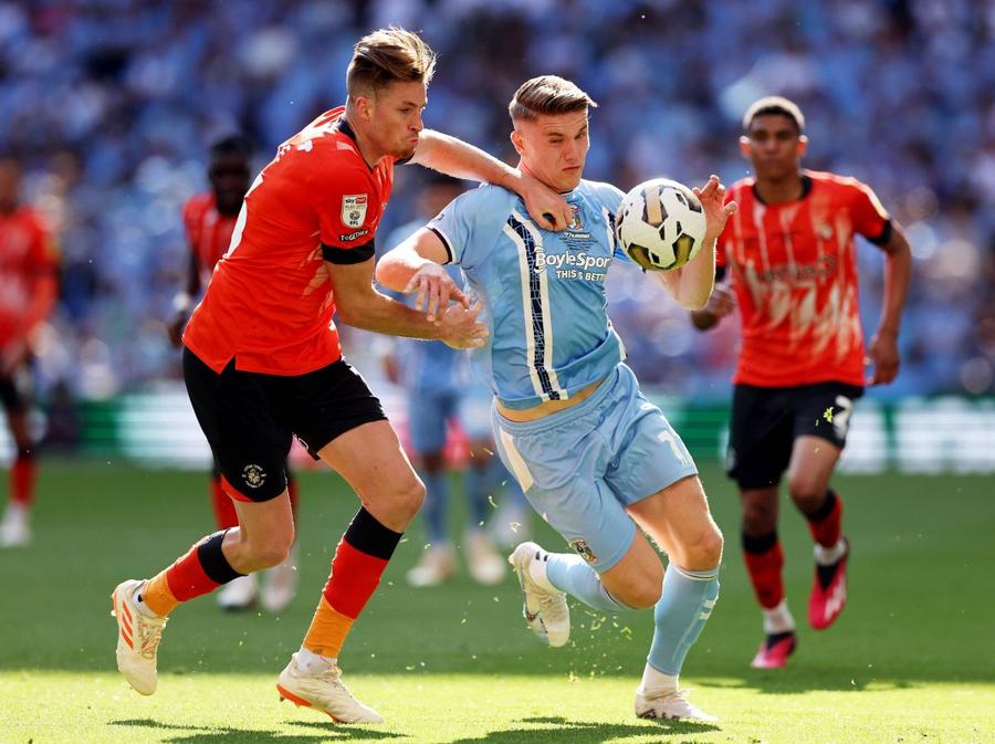 Viktor Gyokeres (dreapta, în duel cu Reece Burke), în finala play-off-ului din Championship cu Luton din mai 2023 / Foto: Imago Fenomenul Gyokeres uimește Europa! Povestea inedită a vârfului cu origini maghiare care i-a dat 3 goluri lui Guardiola: pescuit din Championship, vânat de Barcelona