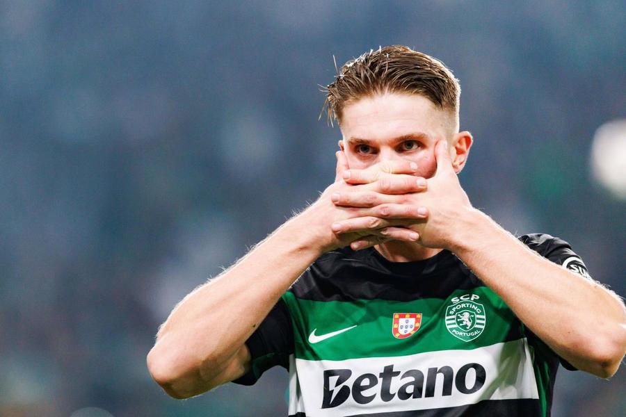 Gestul care l-a făcut remarcat pe Viktor Gyokeres, de fiecare dată când sărbătorește un gol marcat / Foto: Imago Fenomenul Gyokeres uimește Europa! Povestea inedită a vârfului cu origini maghiare care i-a dat 3 goluri lui Guardiola: pescuit din Championship, vânat de Barcelona