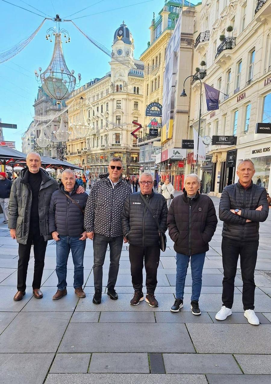 Legendele Craiovei, alături de echipă la Viena // foto: Facebook Universitatea Craiova a scris istorie » Victorie uriașă cu Rapid Viena, în Conference League