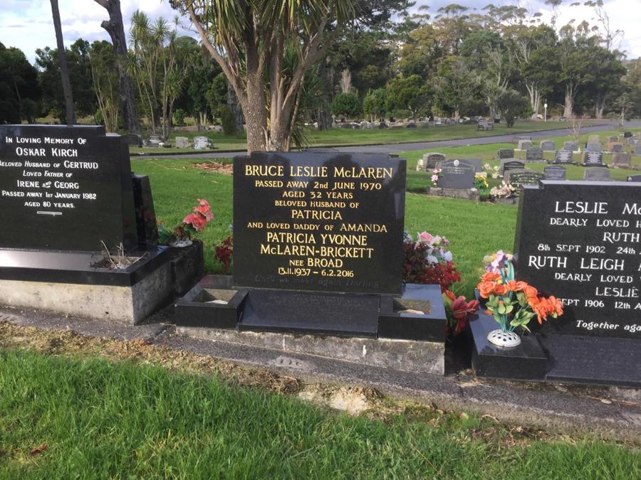 Mormintele lui Bruce McLaren și ale familiei sale Mormântul lui Bruce McLaren, fondatorul echipei de Formula 1, și al soției sale a fost vandalizat: „Nu avem cuvinte”