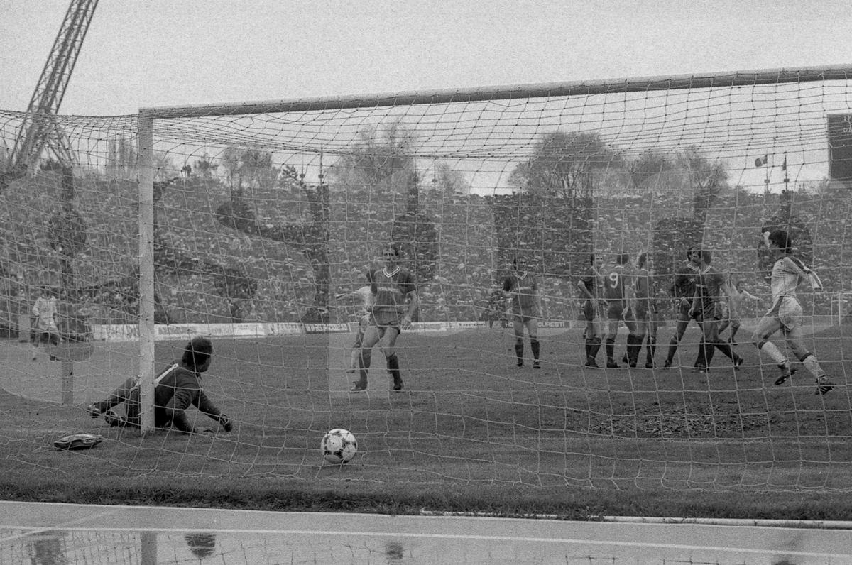 O reclamă la „Dacia Duster” la Dinamo – FC Liverpool, din 1984! E pe bune! Cum a fost posibil