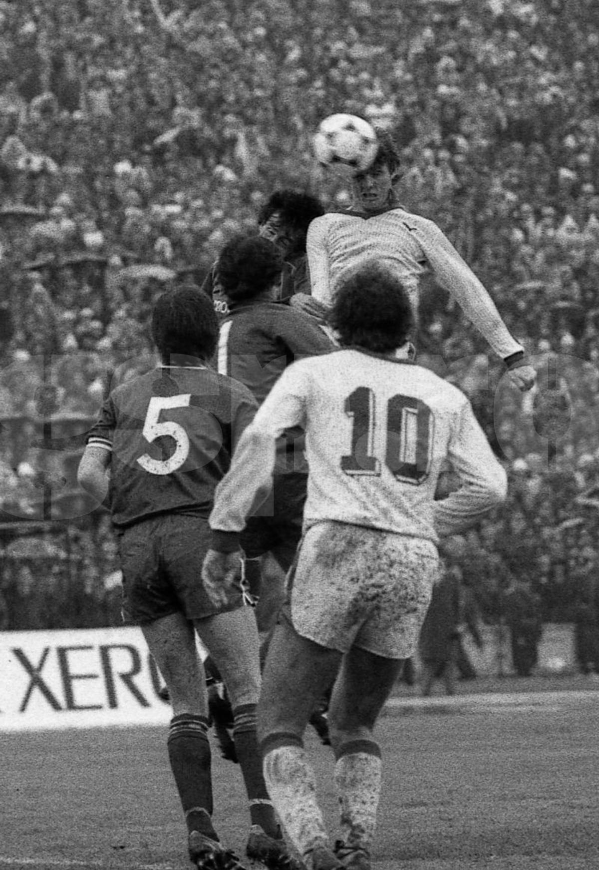O reclamă la „Dacia Duster” la Dinamo – FC Liverpool, din 1984! E pe bune! Cum a fost posibil