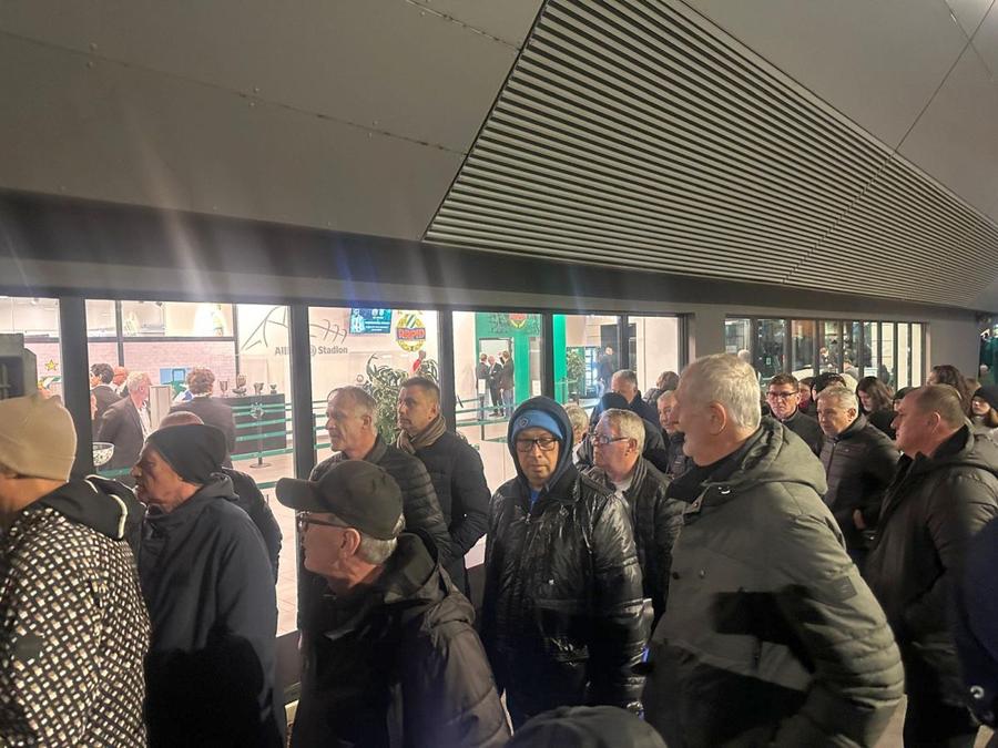 Fostele glorii ale Craiovei așteaptă la intrare/ foto Ionuț Iordache (GSP) Universitatea Craiova a scris istorie » Victorie uriașă cu Rapid Viena, în Conference League