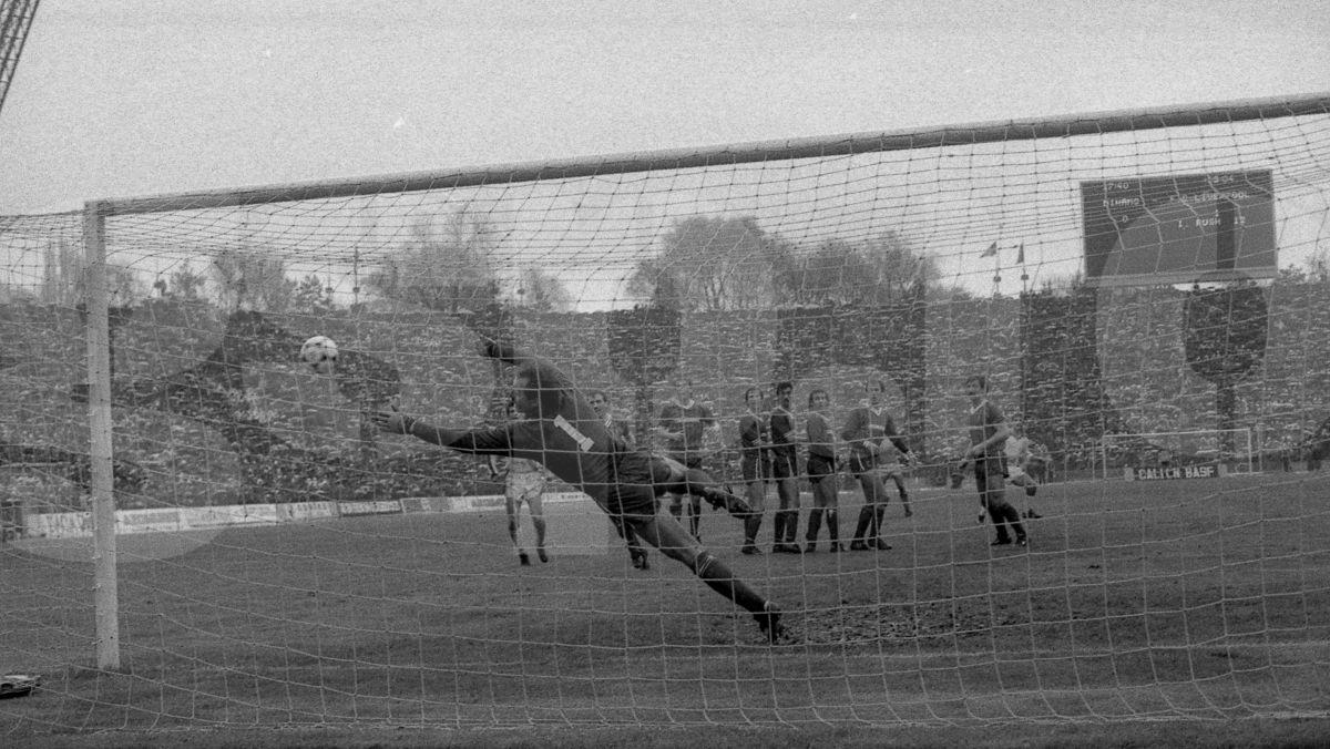 O reclamă la „Dacia Duster” la Dinamo – FC Liverpool, din 1984! E pe bune! Cum a fost posibil
