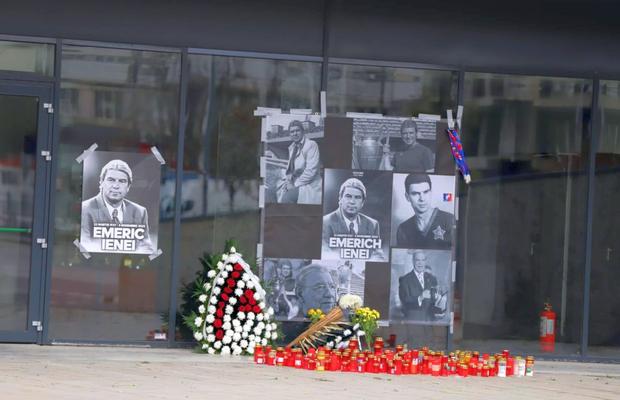 Zeci de candele la stadionul „Steaua”, la 24 de ore de la moartea lui Emeric Ienei