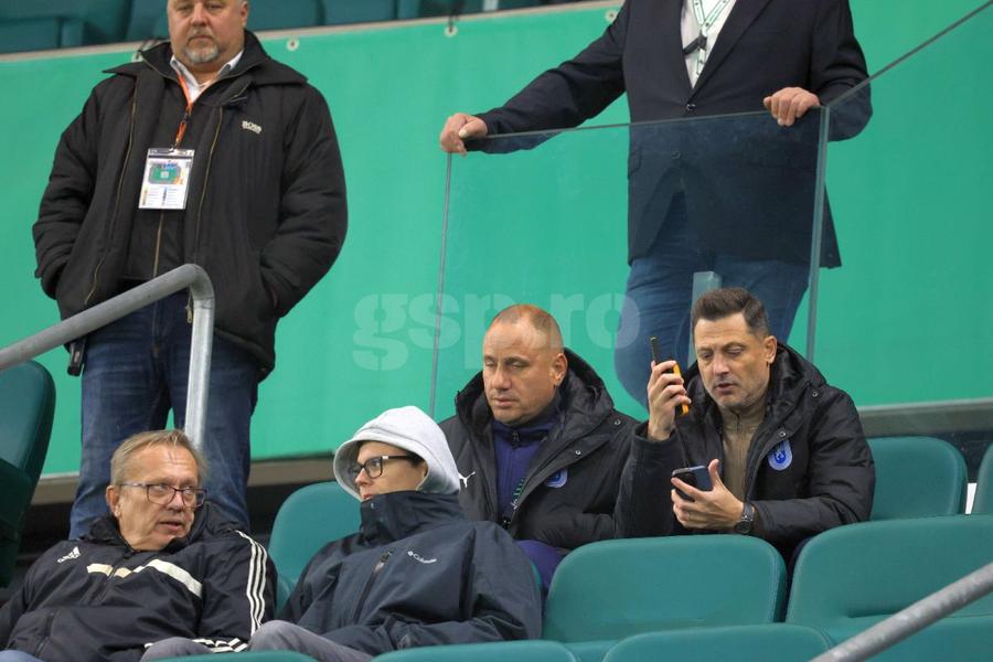 Mirel Rădoi, cu walkie talkie la Rapid Viena - Craiova/ foto Ionuț Iordache (GSP) Universitatea Craiova a scris istorie » Victorie uriașă cu Rapid Viena, în Conference League