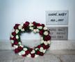 O coroană de flori la mormântul familiei Nagy